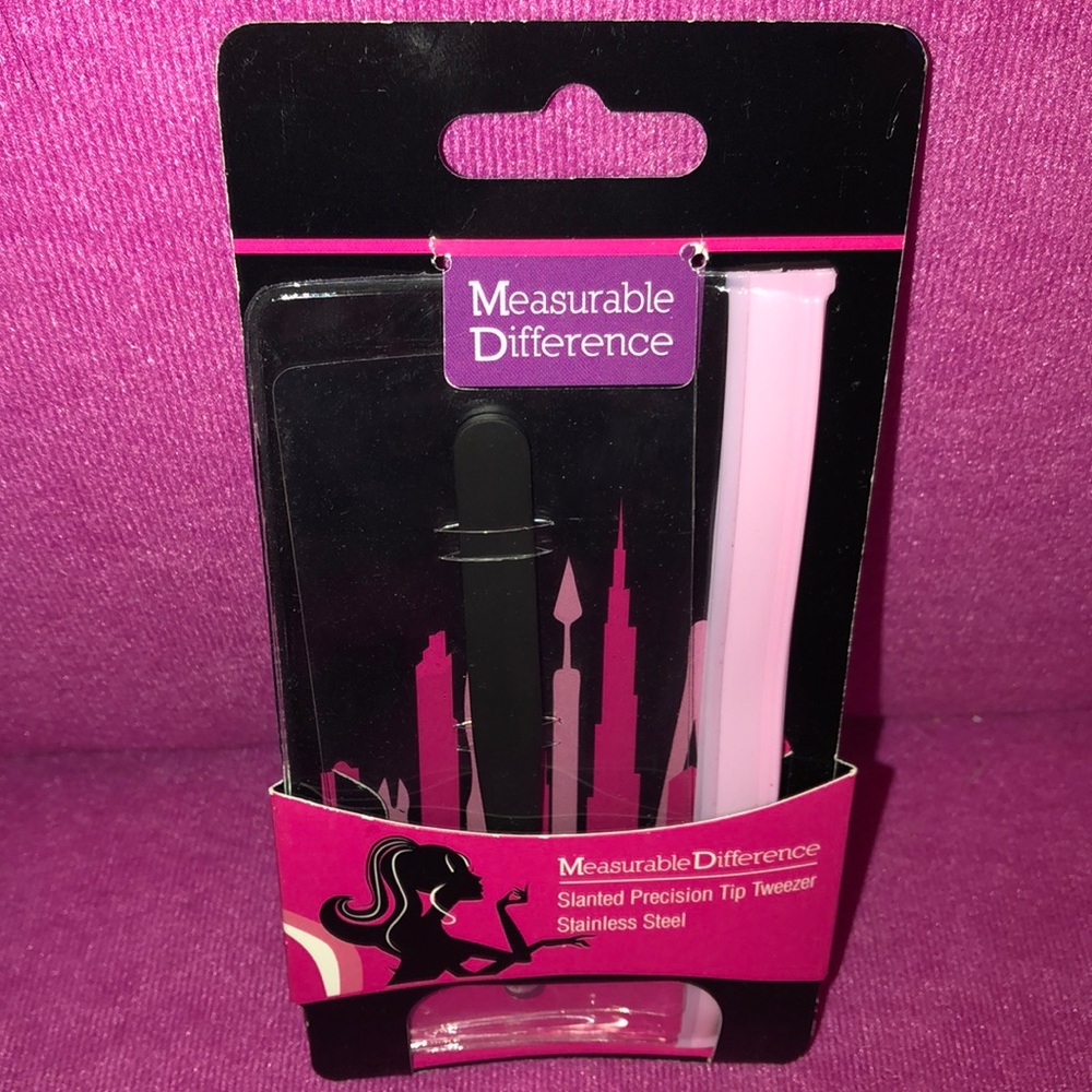 NWT Measurable Difference Slanted Tweezers